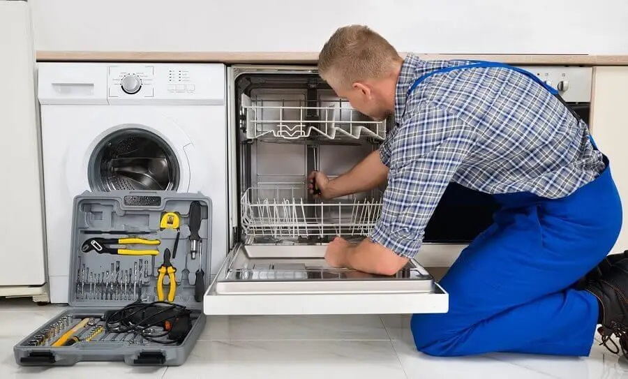 Kartepe Gorenje servisi teknisyen ekibi beyaz eşya tamiri yaparken